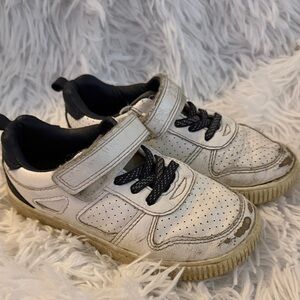 🩷 3/$18 Toddler size 11 play shoes Kids White and Black Sneakers
